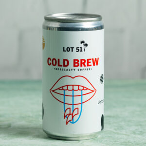 Cold Brew Coffee,O Cold Brew είναι η παγωμένη έκδοση του καφέ φίλτρου – με την καθοριστική διαφορά ότι δεν πρόκειται για καφέ φίλτρου που έχει κρυώσει η ψυχθεί, αλλά, όπως φανερώνει και το όνομά του, για καφέ που έχει εκχυλιστεί εξαρχής σε κρύο νερό.