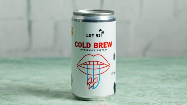Cold Brew Coffee,O Cold Brew είναι η παγωμένη έκδοση του καφέ φίλτρου – με την καθοριστική διαφορά ότι δεν πρόκειται για καφέ φίλτρου που έχει κρυώσει η ψυχθεί, αλλά, όπως φανερώνει και το όνομά του, για καφέ που έχει εκχυλιστεί εξαρχής σε κρύο νερό.
